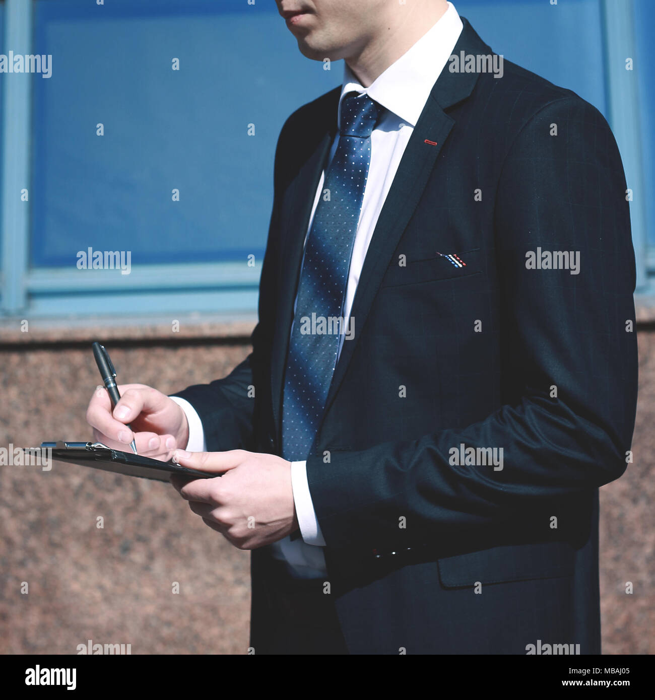 Nachdenklich Geschäftsmann in der Lobby stehend aus einem geräumigen Büro Stockfoto