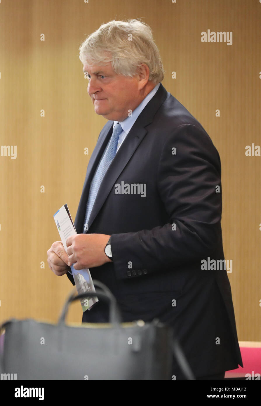 Irische Geschäftsmann Denis O'Brien kommt der ehemalige US-Präsident Bill Clinton zu hören einer Rede an der University College Dublin am Vorabend der 20. Jahrestag des Karfreitagsabkommens geben. Stockfoto