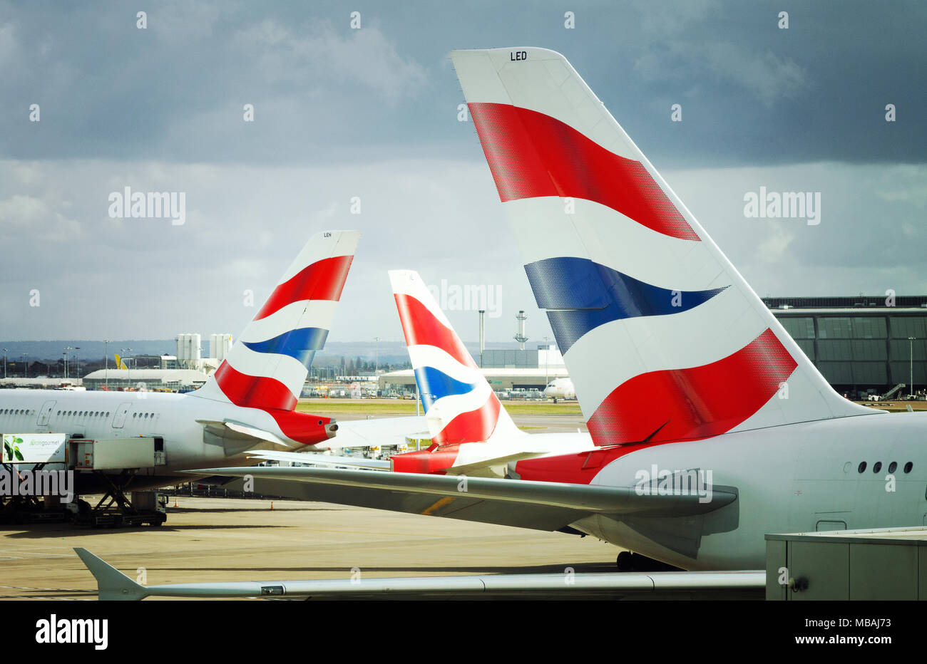 British Airways Flugzeuge - tailplanes am Heathrow Airport, T5, London UK Stockfoto