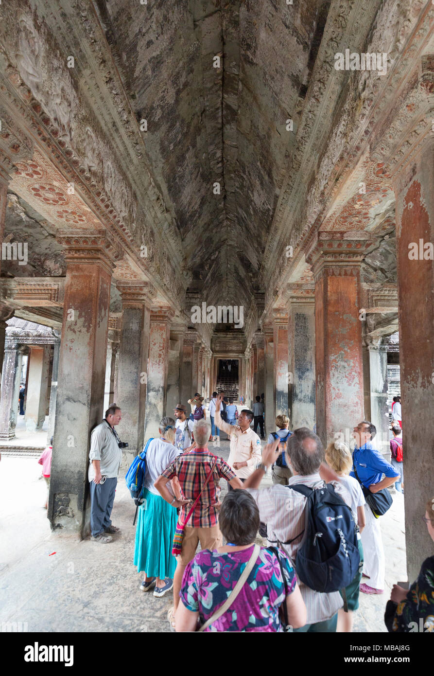 Angkor Wat Tempel Touristen auf eine geführte Tour, Angkor Wat UNESCO Weltkulturerbe, Kambodscha Asien Stockfoto