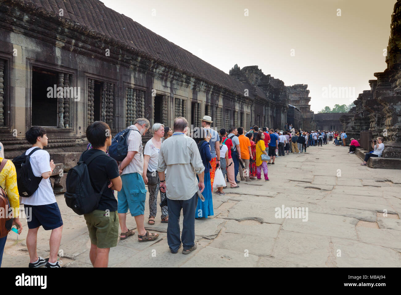 Tempel Angkor Wat, Kambodscha - Masse der Touristen Queuing in Angkor Wat Tempel, Weltkulturerbe der UNESCO, Kambodscha Südostasien Stockfoto