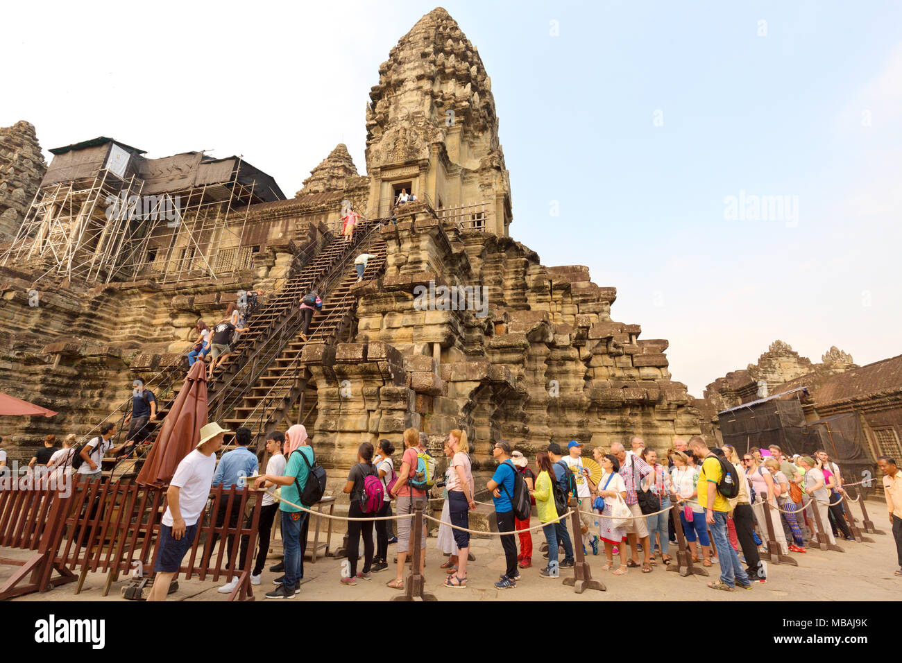 Tempel Angkor Wat Kambodscha - Touristen Schlange zu den oberen Stufen zu klettern, UNESCO-Weltkulturerbe Angkor, Kambodscha Asien Stockfoto