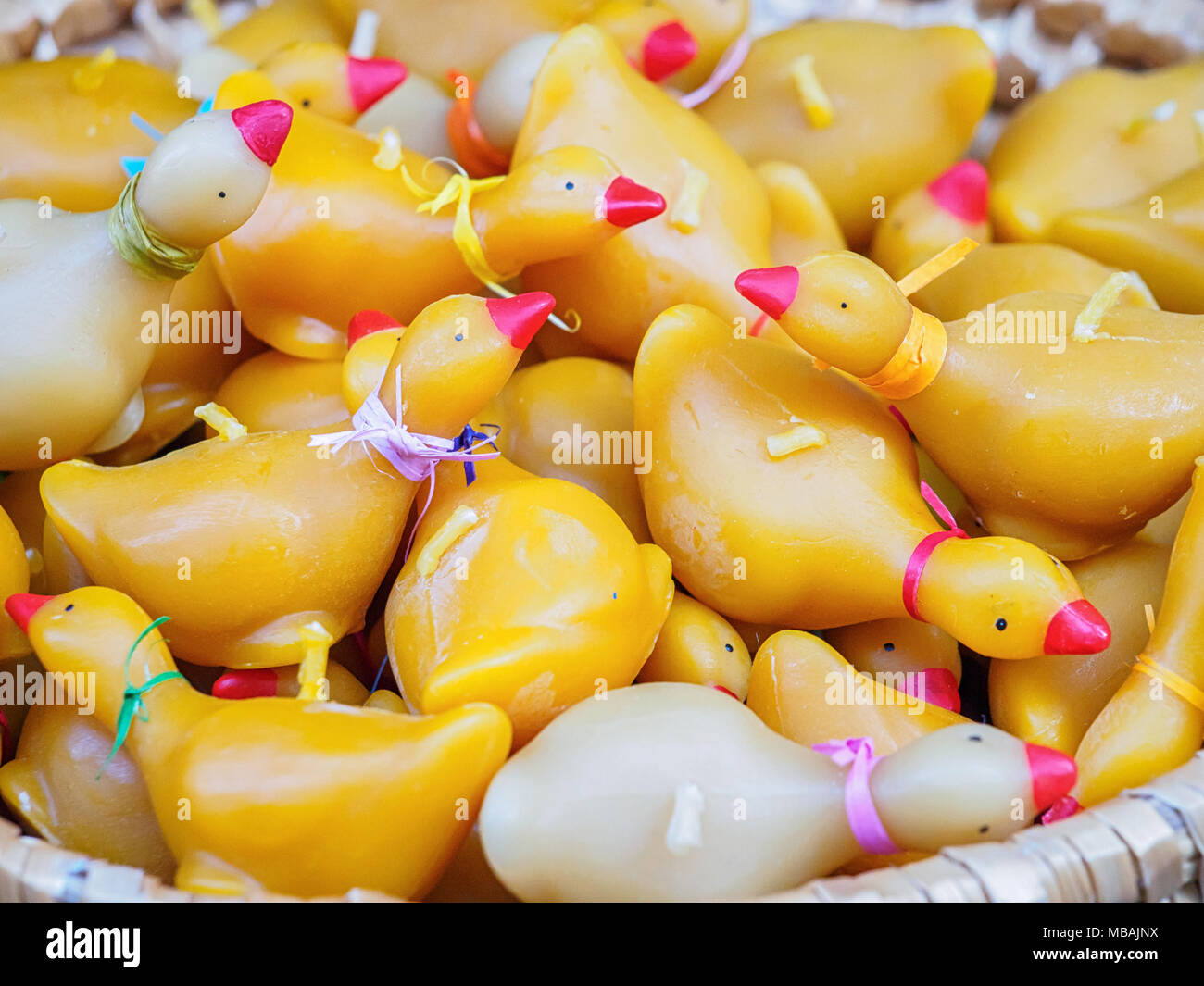 Viele Kerzen in der Form von Enten Stockfoto