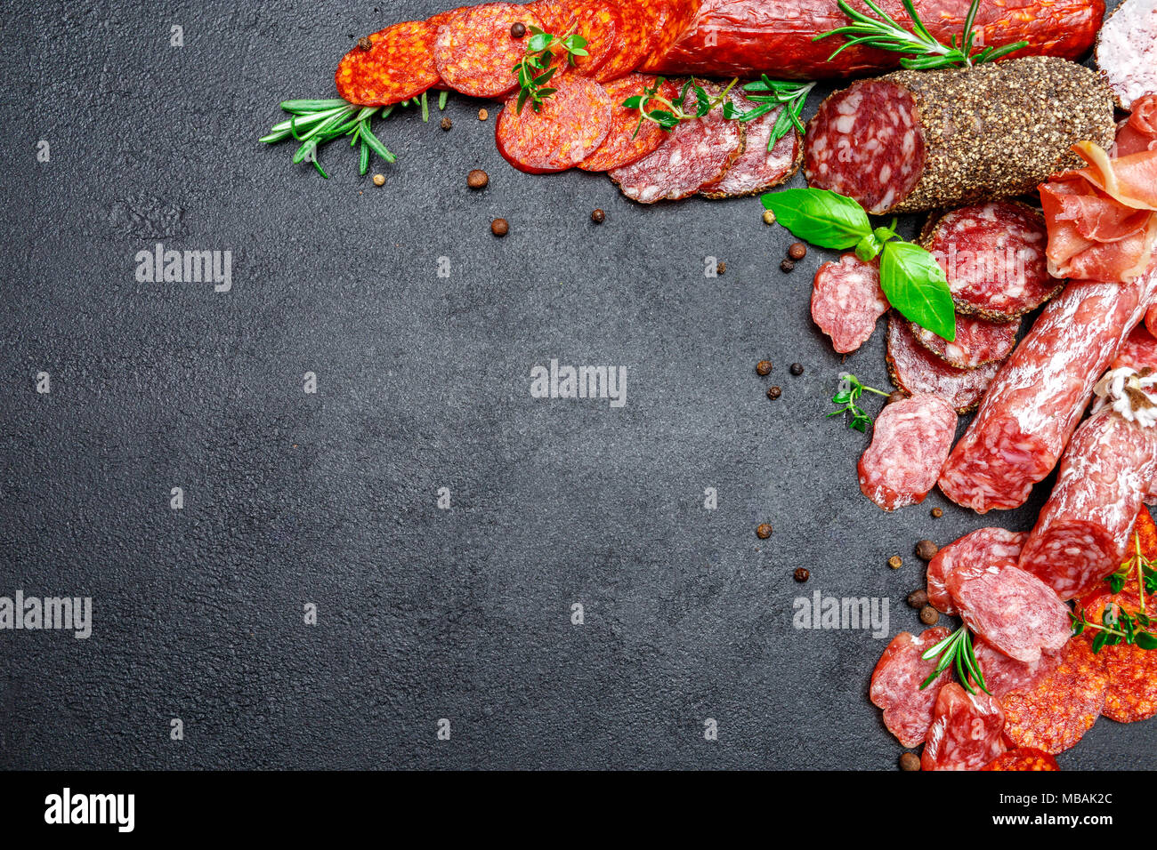 Verschiedene Arten von getrockneten Bio salami Wurst auf konkreten Hintergrund Stockfoto