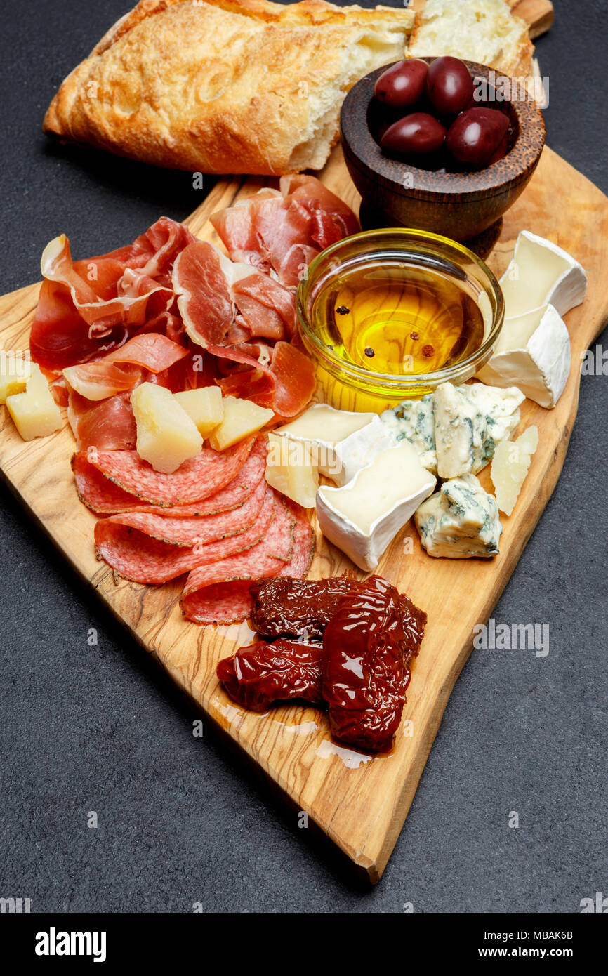 Fleisch und Käse Platte mit Wurst, Salami, Chorizo, Parma und Brie Käse ...
