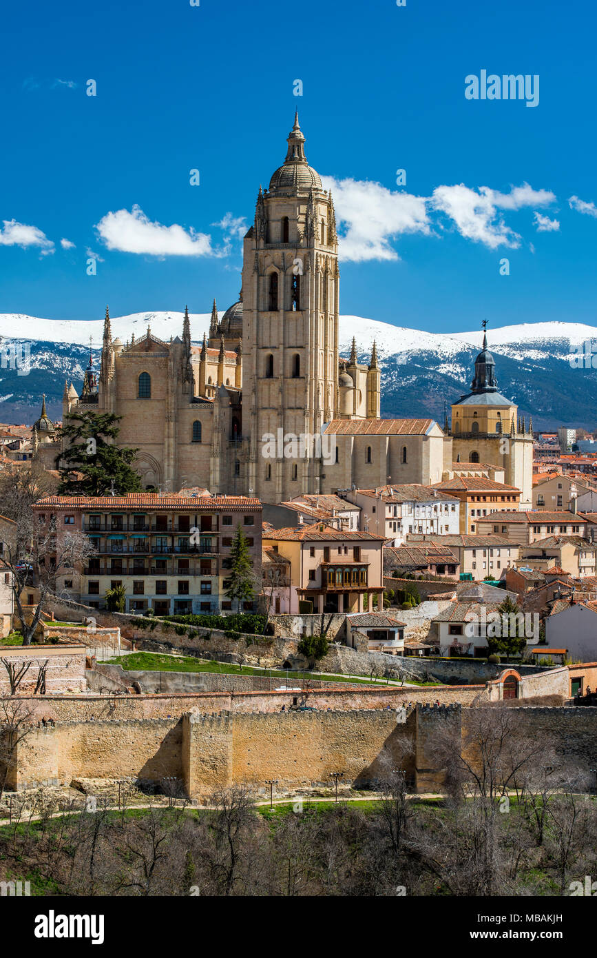 Die Skyline der Stadt mit der Gotischen Kathedrale und die verschneiten Berge der Sierra de Guadarrama im Hintergrund, Segovia, Kastilien und Leon, Spanien Stockfoto