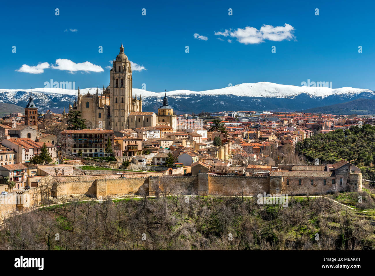 Die Skyline der Stadt mit der Gotischen Kathedrale und die verschneiten Berge der Sierra de Guadarrama im Hintergrund, Segovia, Kastilien und Leon, Spanien Stockfoto