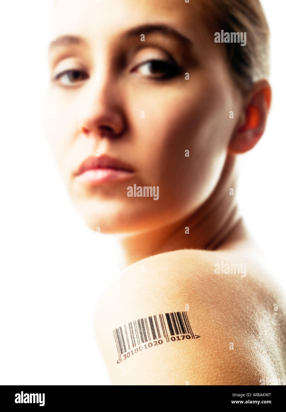 Portrait von Frau mit Bar code Tattoo auf der Schulter Stockfoto