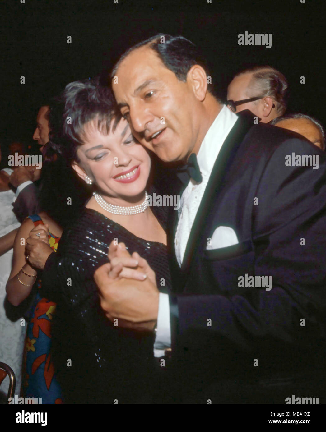 JUDY GARLAND (1922-1969), US-amerikanische Sängerin und Schauspielerin mit anderen amerikanischen Sänger und Schauspieler Danny Thomas im Jahr 1964 Stockfoto