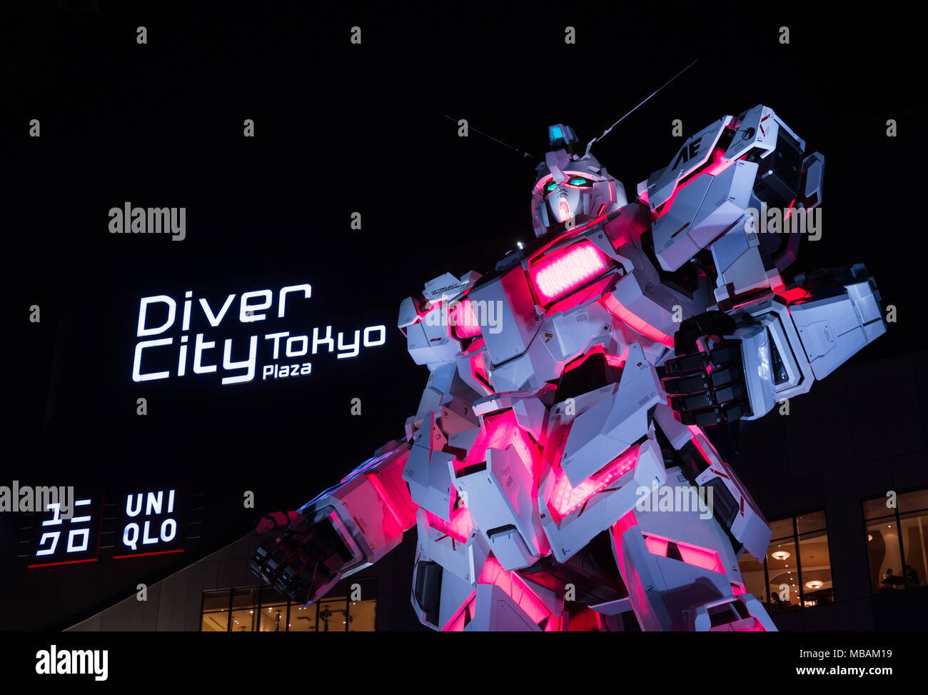 Lebensgroße Unicorn Gundam Statue vor Diver City Kaufhaus in Odaiba Bezirk, eine künstliche ilsand in der Bucht von Tokio Stockfoto