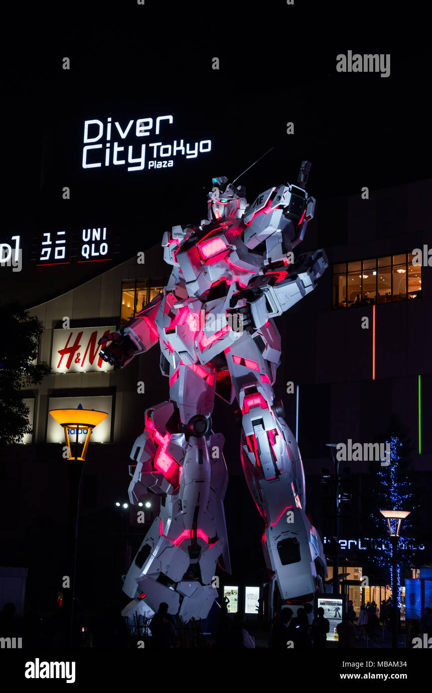 Lebensgroße Unicorn Gundam Statue vor Diver City Kaufhaus in Odaiba Bezirk, eine künstliche ilsand in der Bucht von Tokio Stockfoto