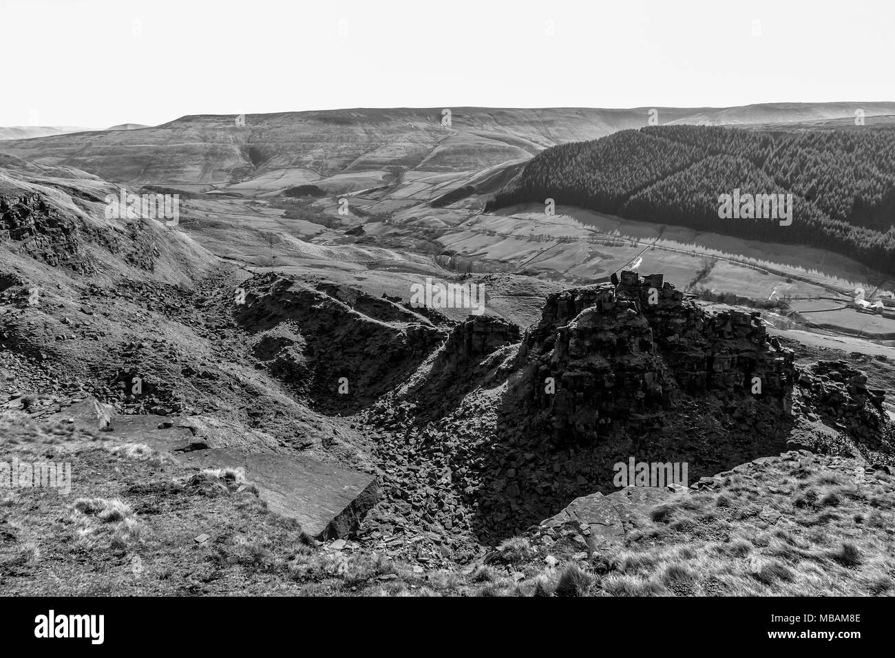 Schwarz-weiß Bild von Hügeln, die das alport Burgen, Nationalpark Peak District, Derbyshire, England Stockfoto