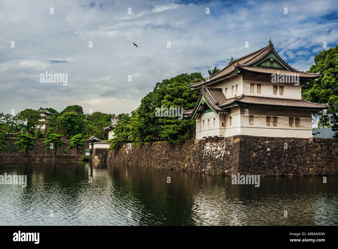 Blick auf Tokyo Imperial Palace Gardens alten Mauern, befestigtes Tor und Wassergraben Stockfoto