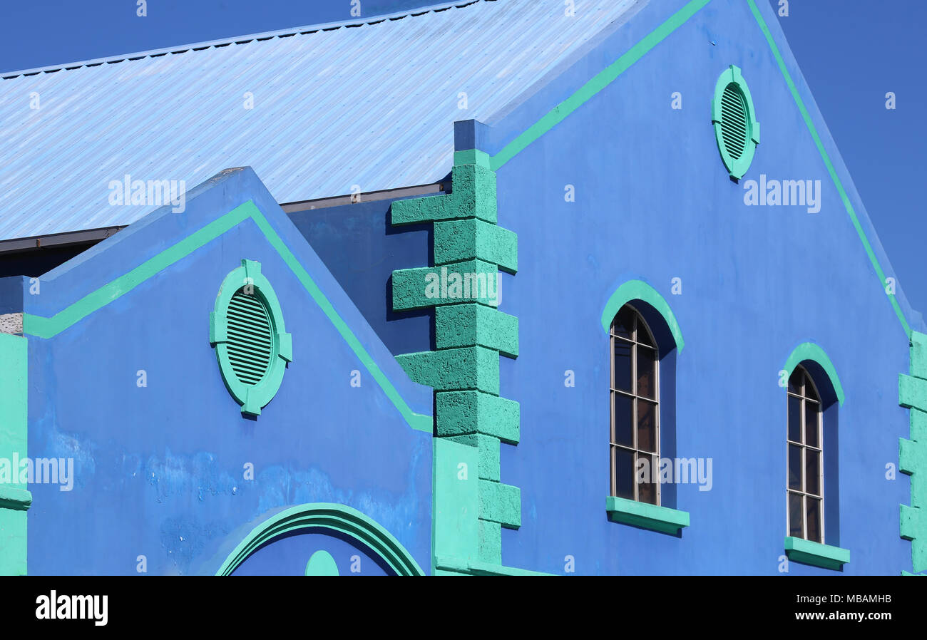 Im karibischen Stil blau und grün lackierten Gebäude mit runden und gewölbten Fenstern Stockfoto