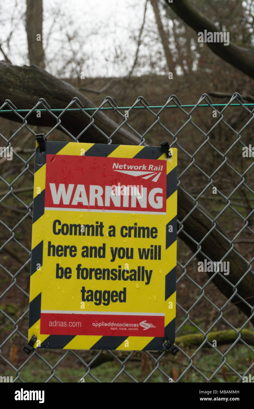 Network Rail Warnschild in der Nähe von einem Bahnhof, ein Verbrechen begehen, hier und Sie werden forensisch gekennzeichnet werden Stockfoto