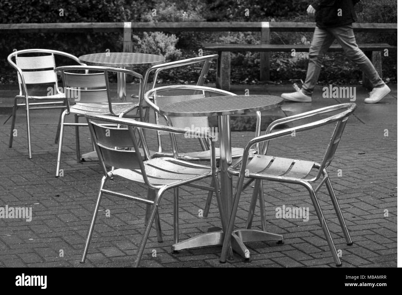 Schwarz & Weiß regnerischen Tag Street Cafe Stockfoto