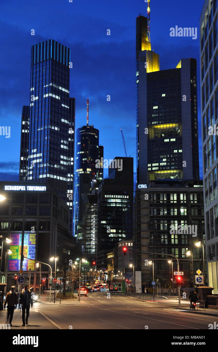 Frankfurts Wolkenkratzer in der Nacht, Deutschland Stockfoto