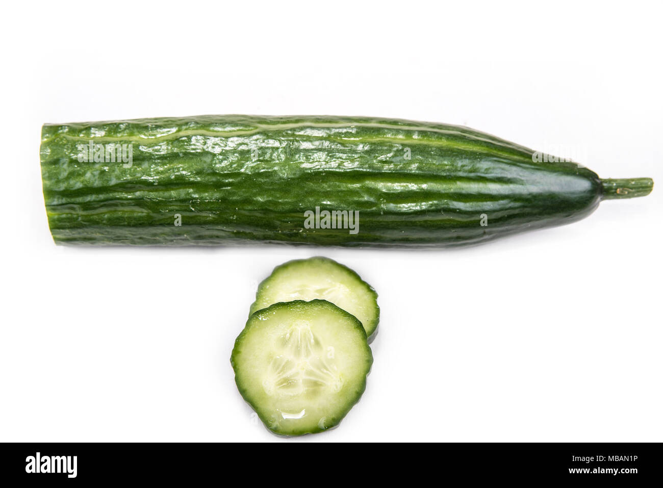 Schneiden Gurken mit Messer auf der weißen Stockfoto