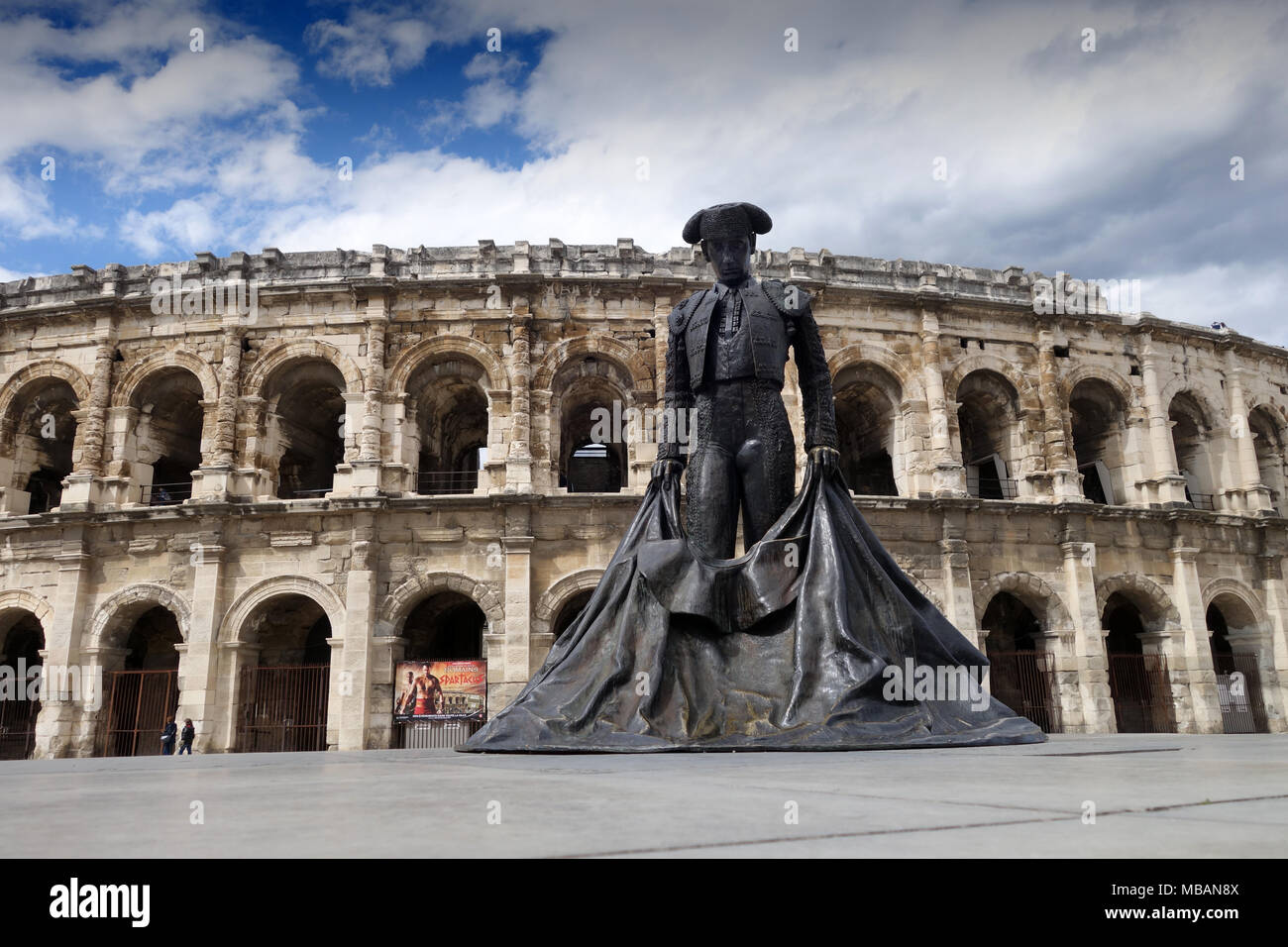 Nimes, Frankreich 2018 Römische Amphitheater oder Arena und Bronze Statue der Bull Fighter Christian Montcouquiol, El Nimeno II in Nimes. Stockfoto