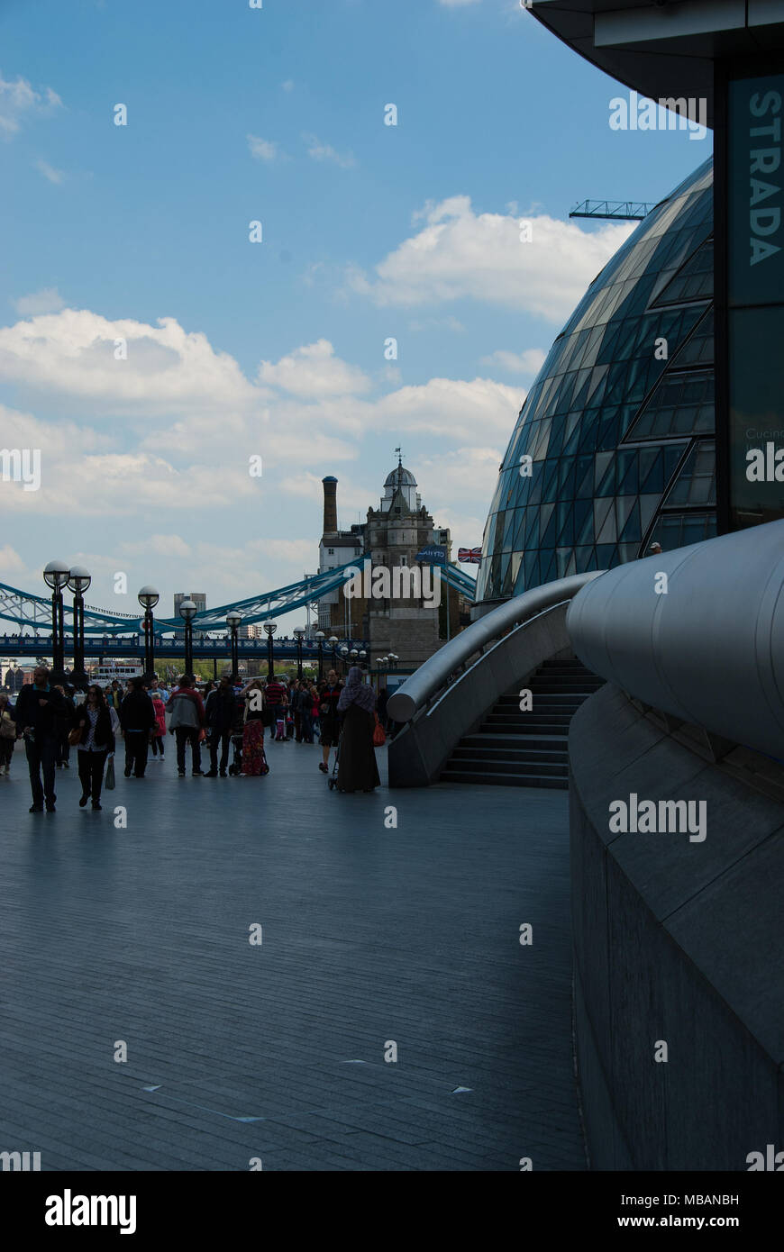 Der South Bank der Themse in der Nähe von City Hall und Tower Bridge eine Fußgängerzone, dass von der Westminster Bridge Tower Bridge läuft Stockfoto