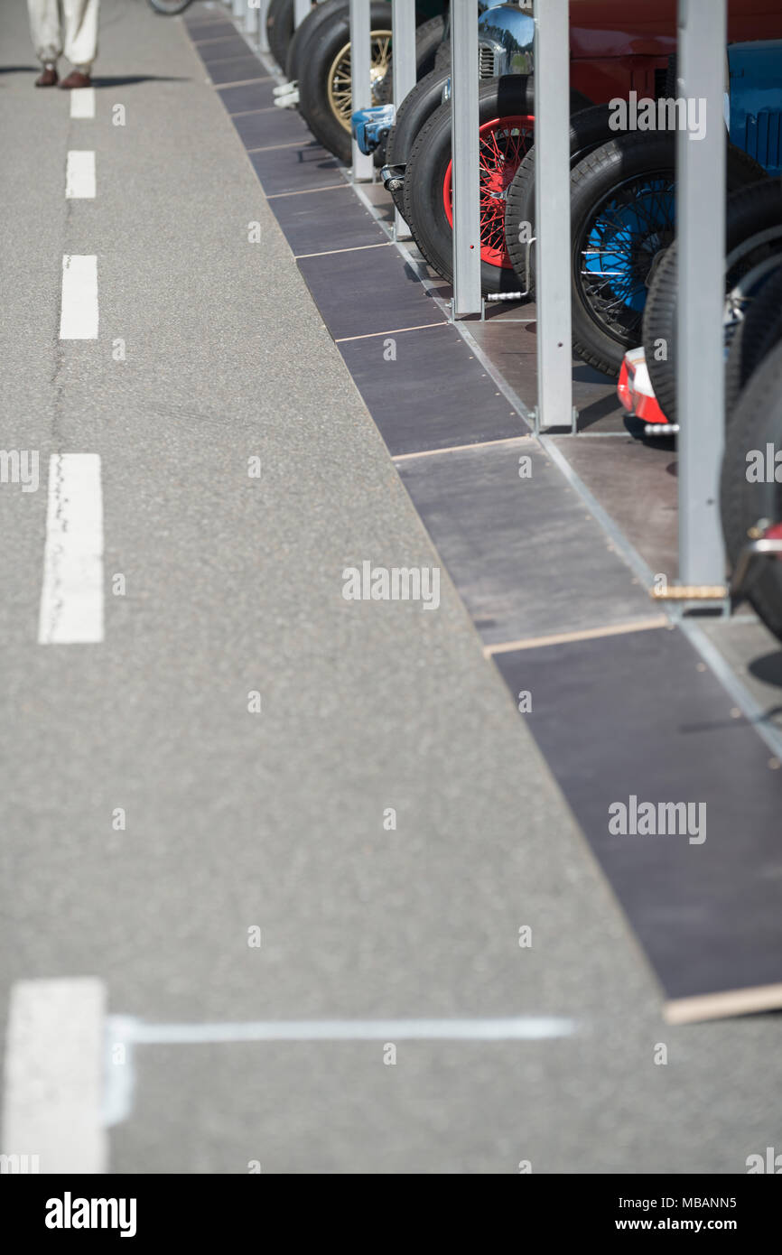 Klassische Autos an der Grube warten auf Ihre große Rennen mit Fahrer nähern, selektiver Fokus in Richtung der oberen Hälfte des Bildes mit Raum für Ihren Text kopieren Stockfoto