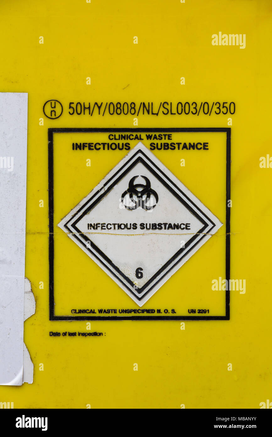 Klinische Abfälle, die ansteckungsgefährliche Stoffe Label auf ein Fach an einer medizinischen Praxis eingesetzt werden. Stockfoto