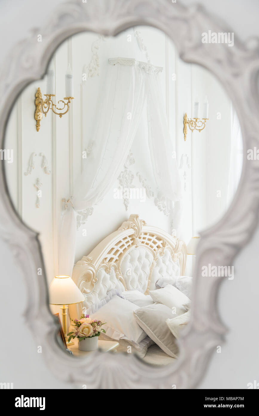 Weiß clasiic berdroom Reflexion im Spiegel Stockfoto