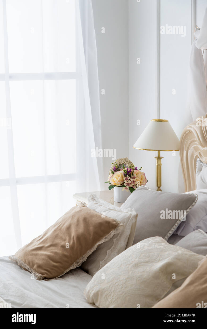 Komfortable helle Schlafzimmer mit grossen Fenster Stockfoto