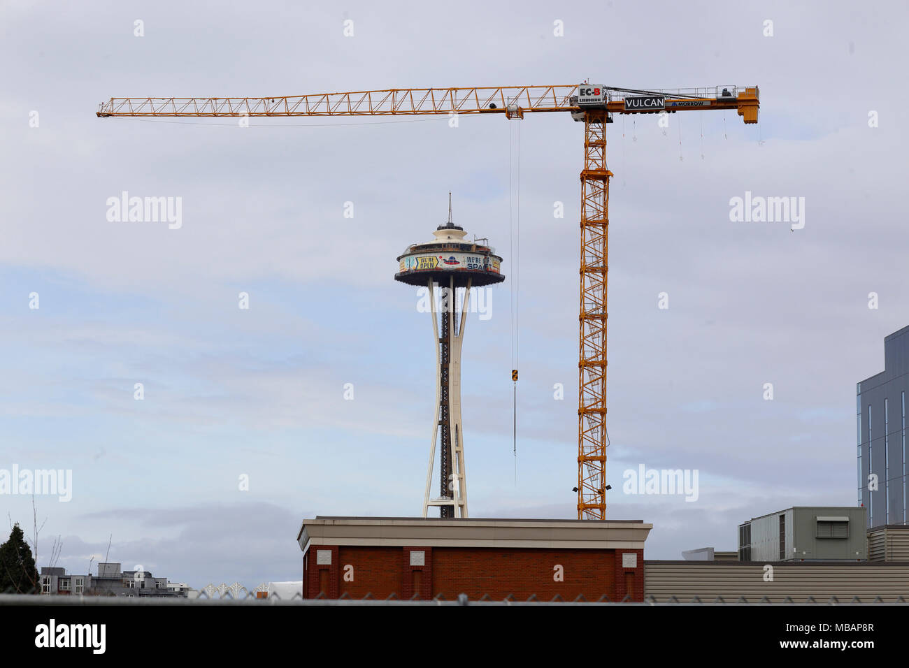 Die Space Needle unter einem Turmdrehkran, Seattle, Washington. Stockfoto