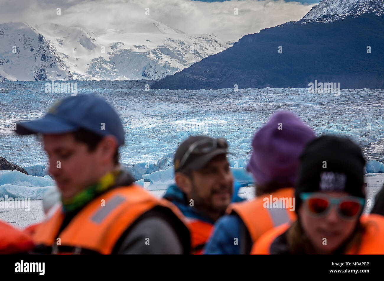 Grey Gletscher und Wanderer in einem Katamaran, Kreuzung graue See zwischen Refugio Grey und Hotel Lago Grey, Torres del Paine Nationalpark, Patagonien, Chile Stockfoto
