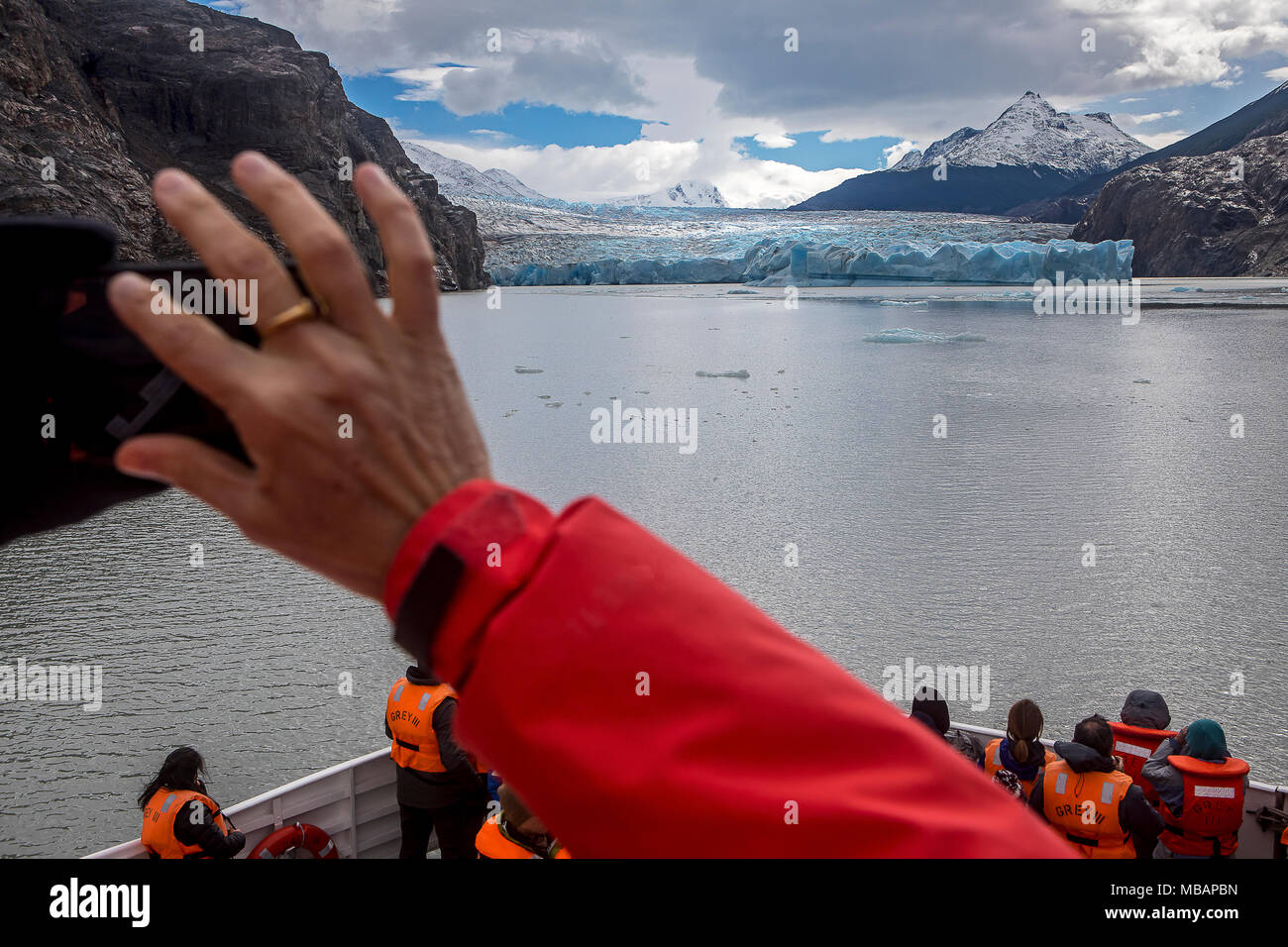 Grey Gletscher und Wanderer in einem Katamaran, Kreuzung graue See zwischen Refugio Grey und Hotel Lago Grey, Torres del Paine Nationalpark, Patagonien, Chile Stockfoto