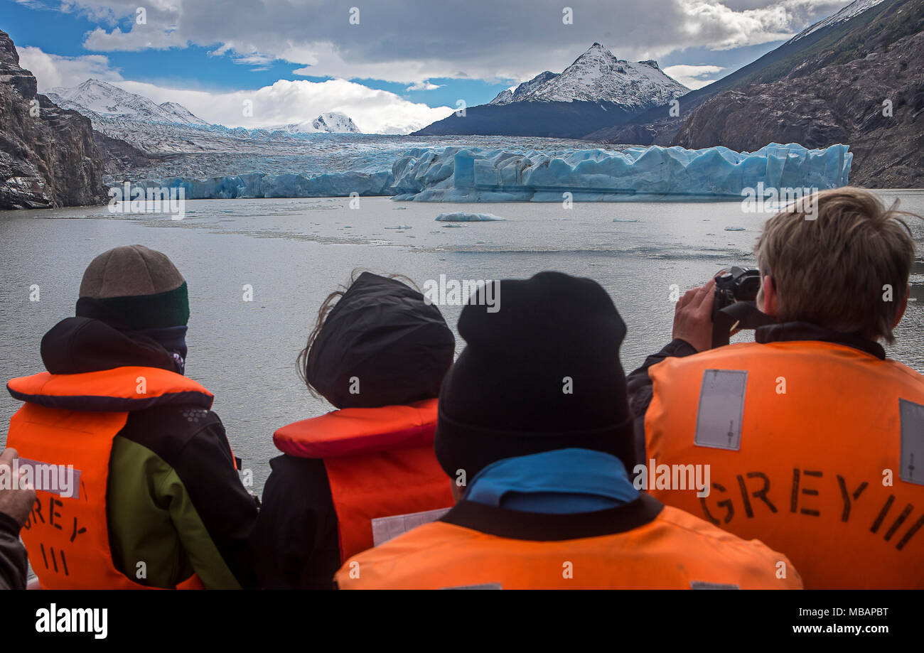 Grey Gletscher und Wanderer in einem Katamaran, Kreuzung graue See zwischen Refugio Grey und Hotel Lago Grey, Torres del Paine Nationalpark, Patagonien, Chile Stockfoto