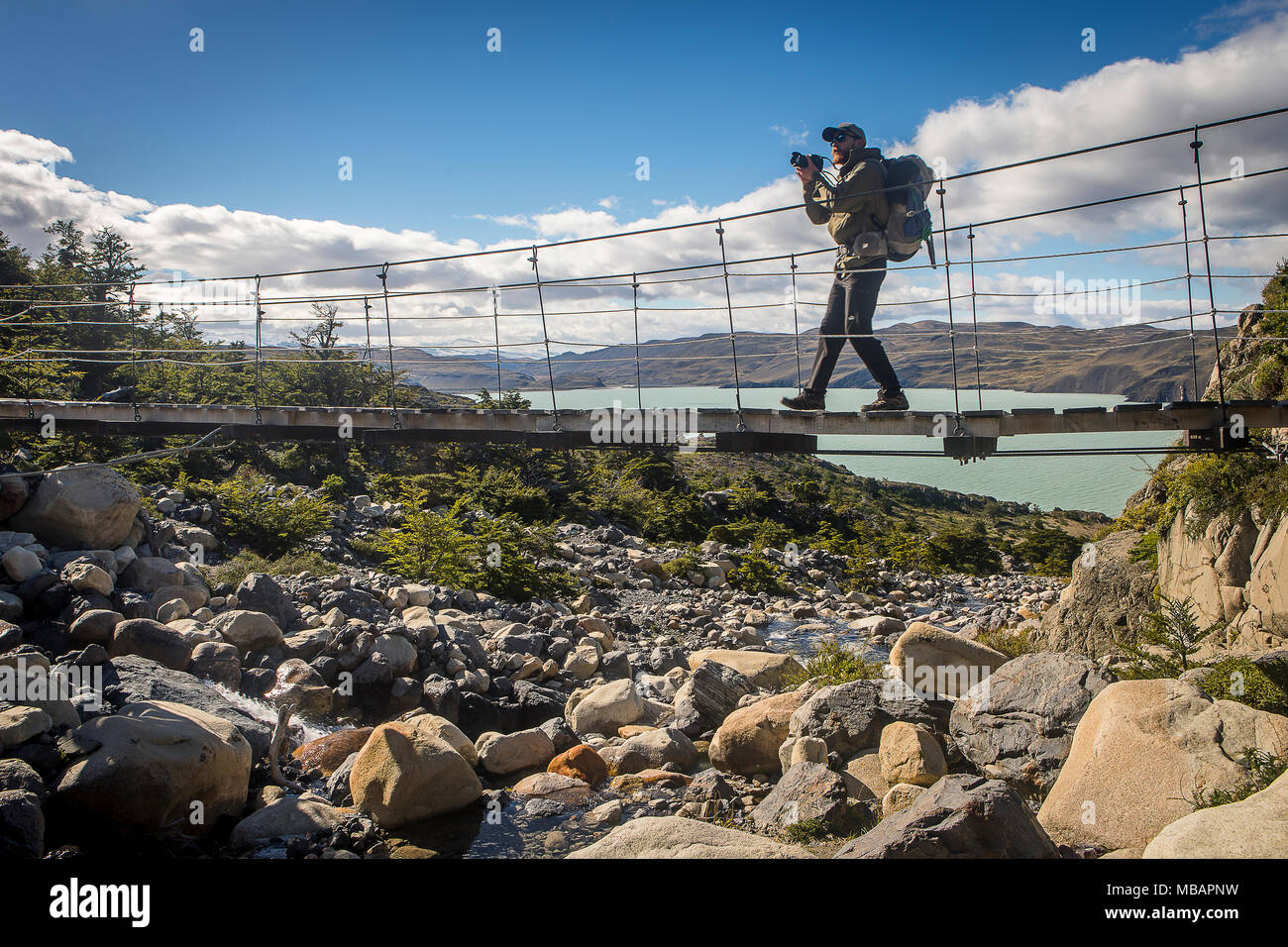 Wanderer, zwischen Torres Cuernos Zuflucht, der Zuflucht und Torres del Paine Nationalpark, Patagonien, Chile Stockfoto