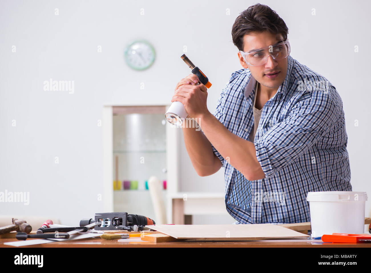 Junge Mann In Der Holzbearbeitung Hobby Konzept Stockfoto Bild