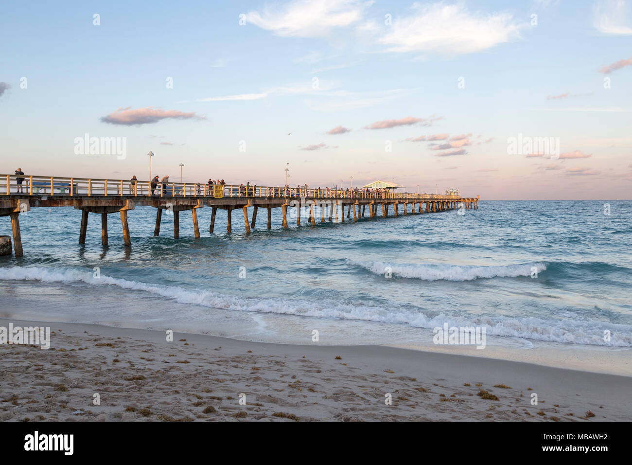 Schöne Sicht auf die Fischerei Anglin's Pier, in Florida bei Sonnenuntergang. Die Leute, um zu beobachten und zu fischen. Stockfoto