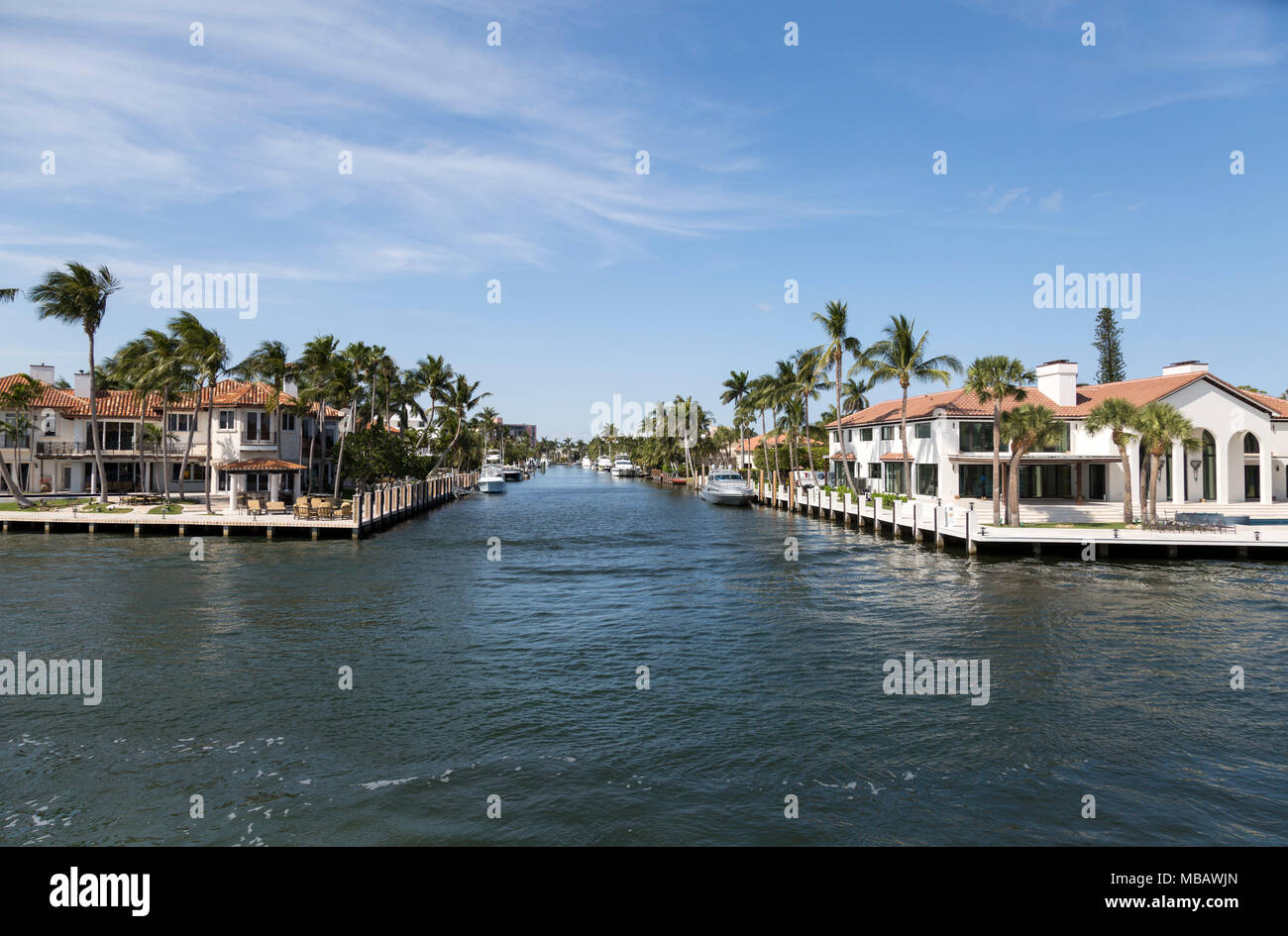 Waterfront, Häuser auf dem Intercoastal Waterway in Fort Lauderdale, Florida. Nachbarschaft auf dem Wasser schwimmend. Stockfoto