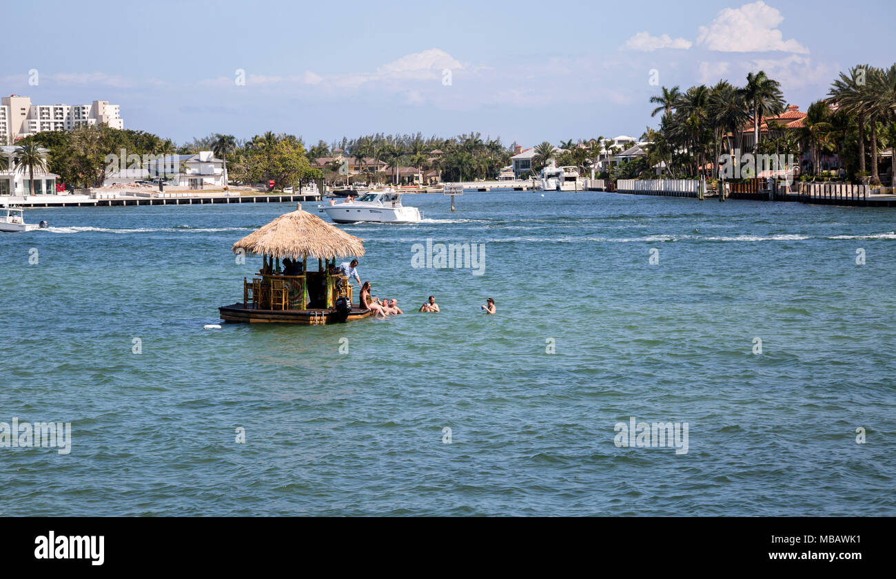 Junge Menschen in einem schwimmenden Tiki Hut, um Drinks auf Urlaub in Fort Lauderdale, Florida. Stockfoto
