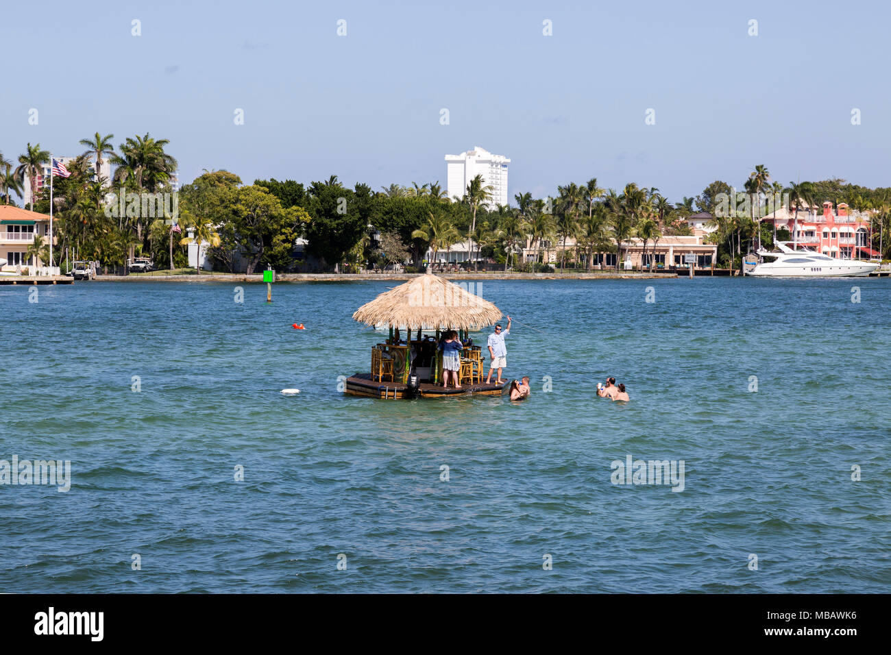 Junge Menschen in einem schwimmenden Tiki Hut, um Drinks auf Urlaub in Fort Lauderdale, Florida. Stockfoto
