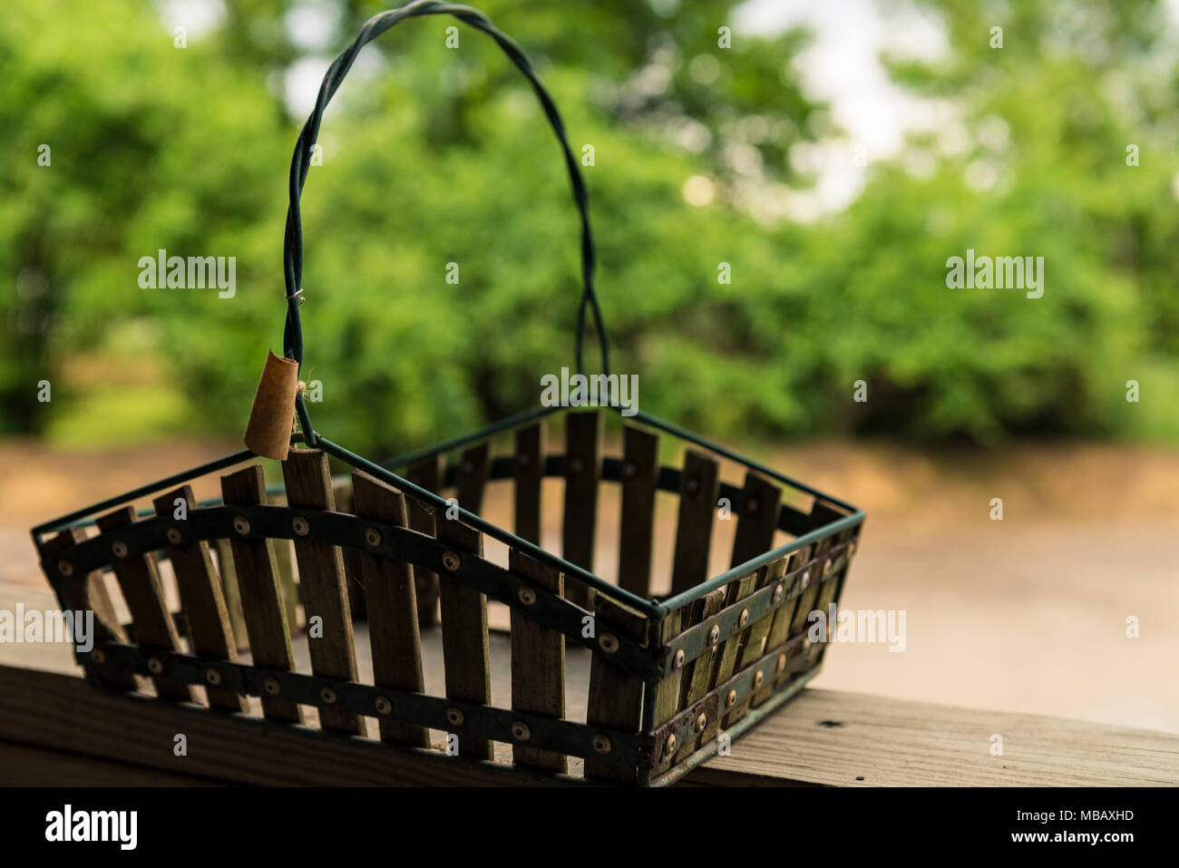 Warenkorb leeren Sitzen Zusatzscheinwerfer auf dem Dach Stockfoto