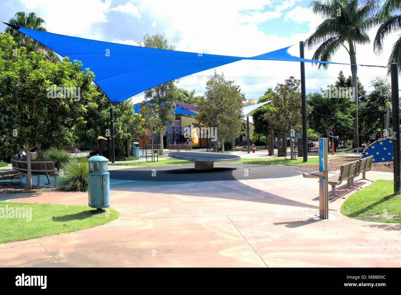 Kinder Park in einem Vorort von Australien. In der Ansicht werden Kids Park, nicht identifizierbare Kinder, Person, Spielplatz, Bäume, Schmutz Oberfläche, kids Fahrten Stockfoto