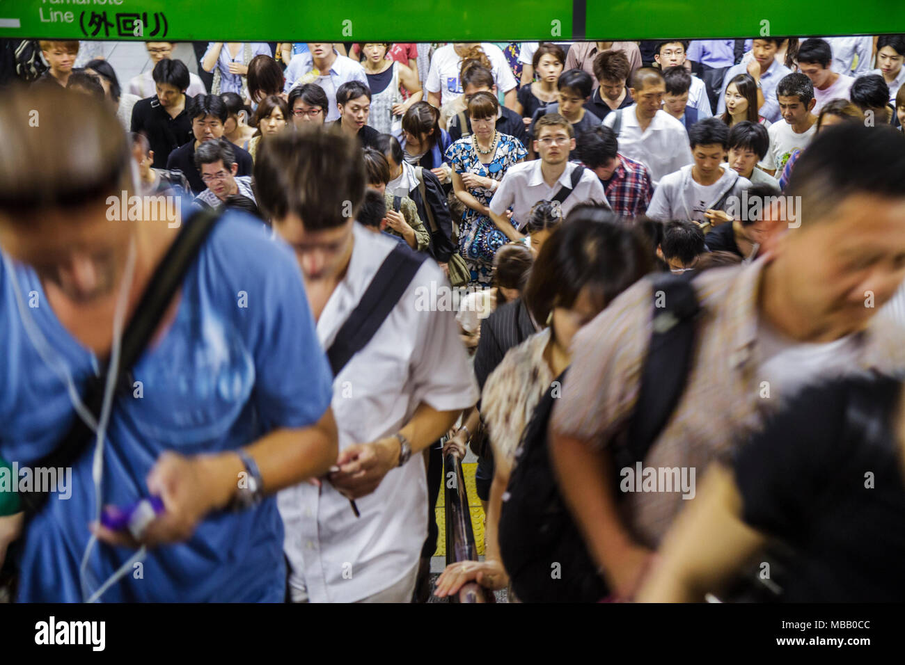 Tokio Japan, Shinagawa Station, JR Yamanote Line, Japanisch und Englisch, Kanji, Hiragana, Zeichen, Symbole, Menschenmenge, Pendler, Reiter, Treppen steigen, Japanisch, OR Stockfoto