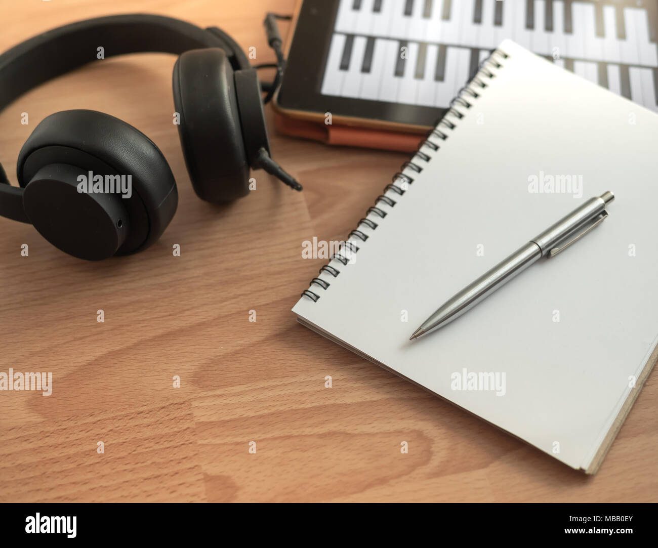 Musik Instrumente, Kopfhörer, Notebook, elektronische Tablet- und Stifteigenschaften auf hölzernen Hintergrund Stockfoto