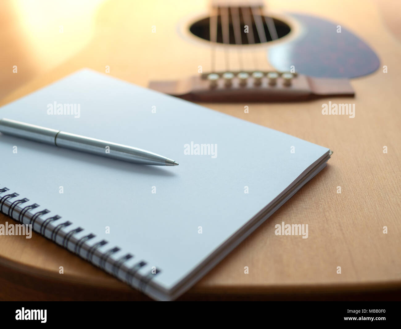 Musik Instrumente, Gitarre, Notizbuch und Stift auf Holz- Hintergrund Stockfoto