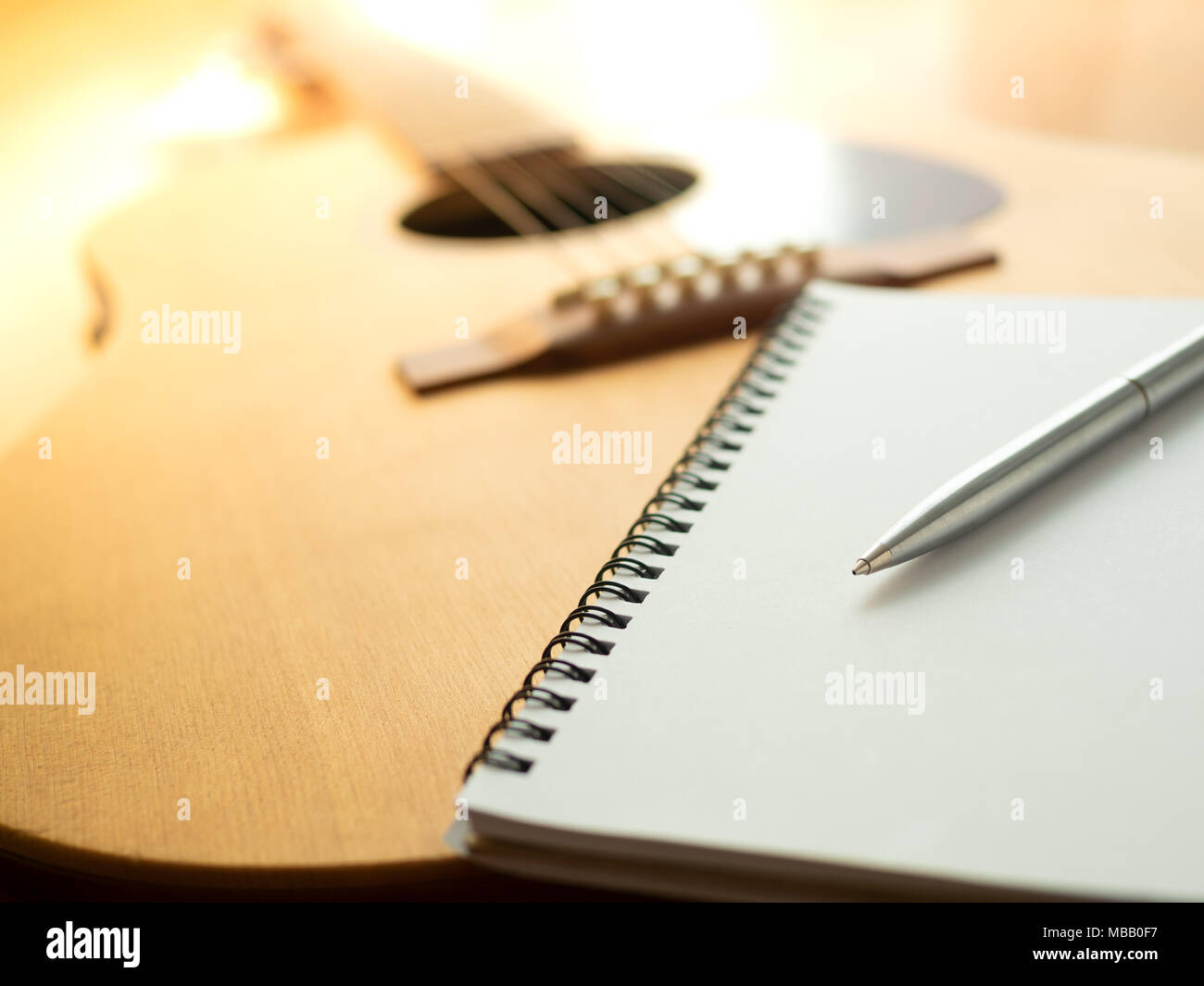 Musik Instrumente, Gitarre, Notizbuch und Stift auf Holz- Hintergrund Stockfoto