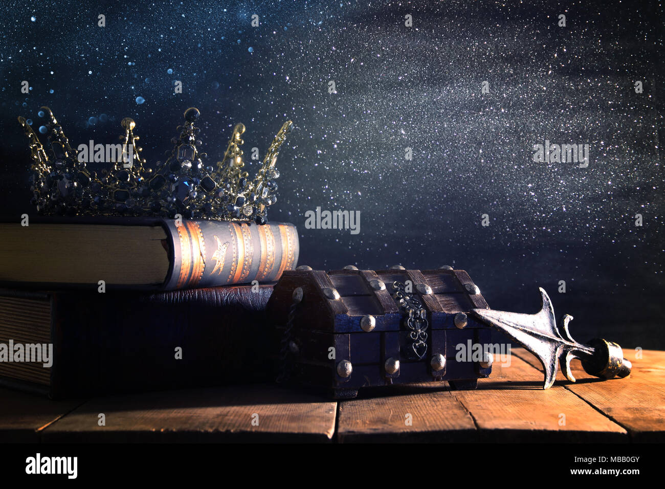 Low Key Bild der schönen Königin/König Krone. fantasy Mittelalter. Selektiver Fokus Stockfoto