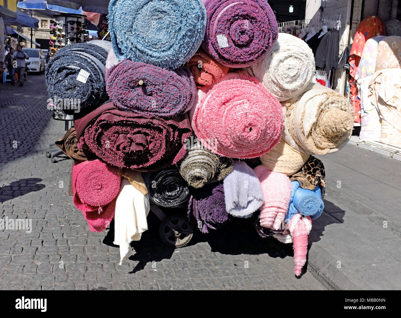 Rollen von Teppichboden sind über den Marktplatz im historischen Zentrum von Mexico City, Mexiko transportiert. Stockfoto