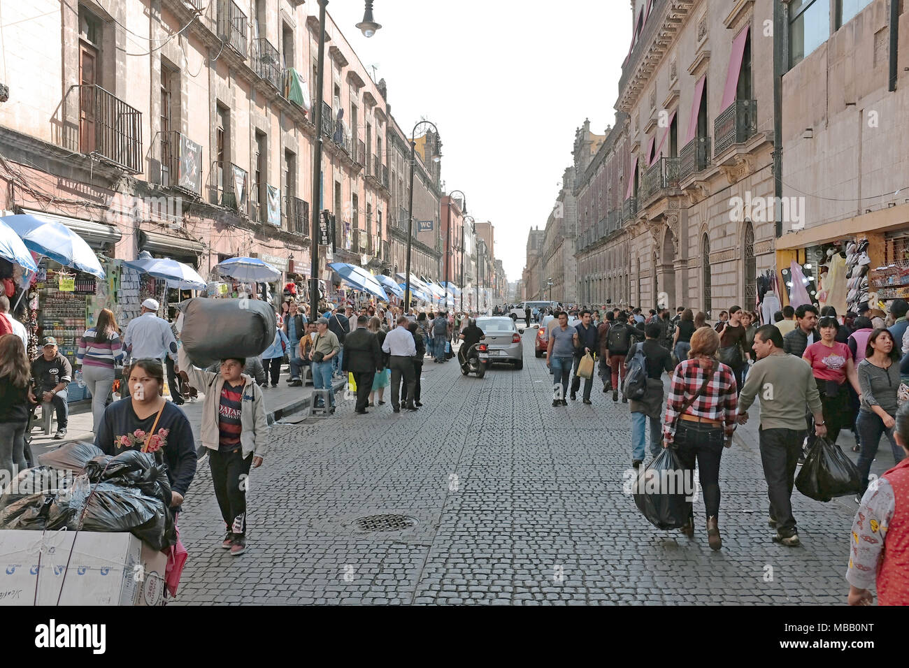 Das historische Zentrum von Mexiko Stadt mit geschäftigen Straßen mit Dynamic Commerce und Menschen schaffen eine einzigartige mexikanische Straßenbild gefüllt Stockfoto