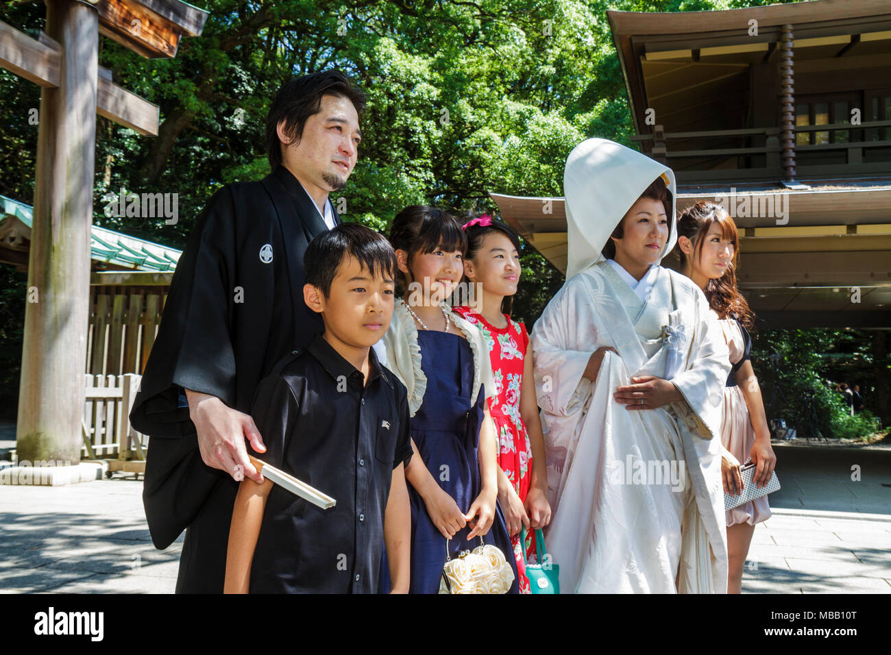 Tokio Japan, Shibuya ku, Meiji Jingu Shinto-Schrein, HochzeitAsiaten, Asiaten, Orientalische, Männer männliche Erwachsene Erwachsene, junge Jungen, Kinder Kinder Kinder Jugendliche, gir Stockfoto