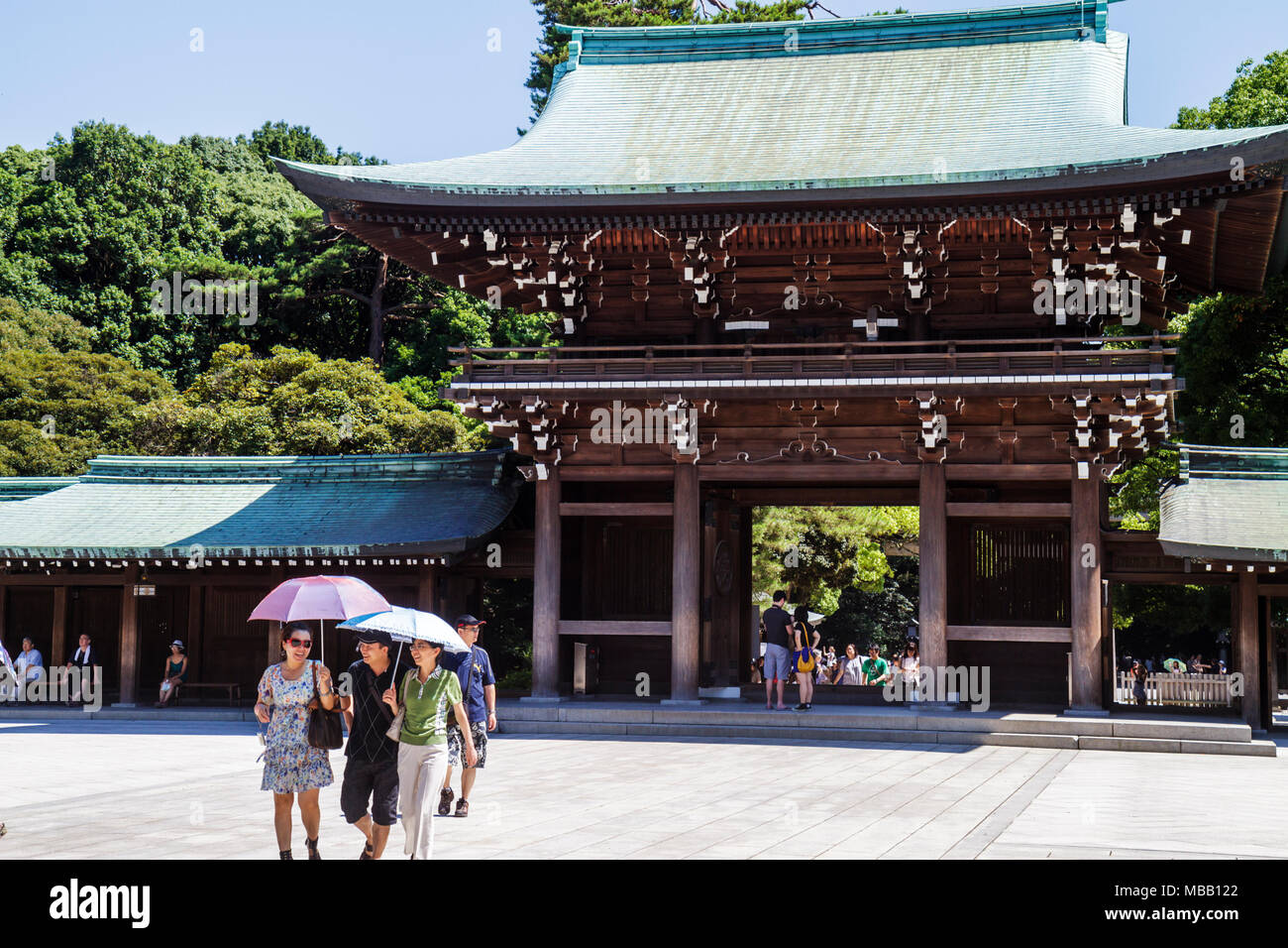 Tokio Japan, Shibuya ku, Meiji Jingu Shinto-Schrein, Asiatisch-orientalisch, Mann Männer Erwachsene Erwachsene, Frau Frauen, torii, Tor, Torbogen, Eingang, Regenschirm, Japa Stockfoto