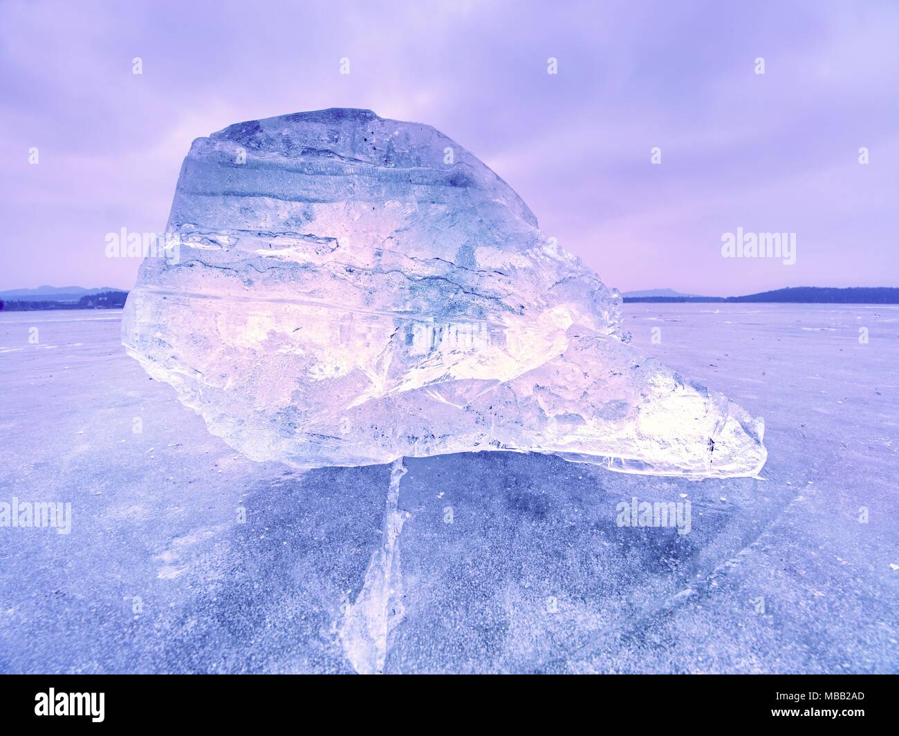 Detail Ansicht in ein Ice auf tiefe Kratzer und Risse. Cut Scholle gegen den Abendhimmel und Suchscheinwerfer. Stockfoto